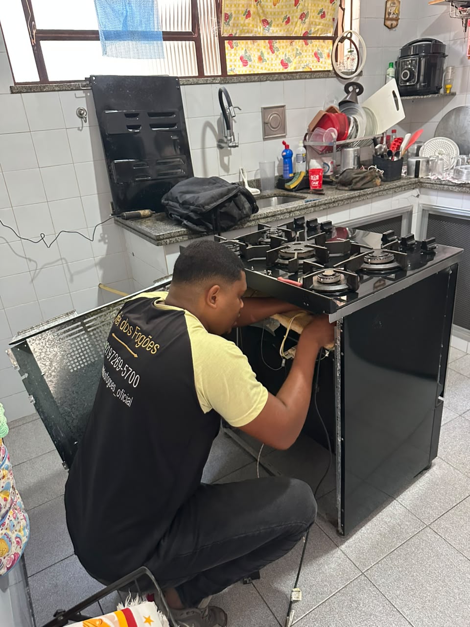 Fogão a gás após regulagem, com chamas acesas